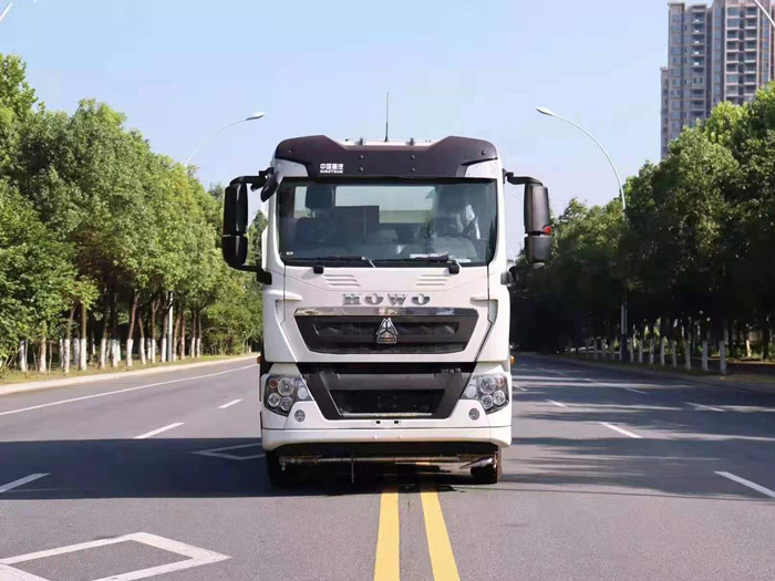 國(guó)六重汽豪沃洗掃車-程力洗掃車廠