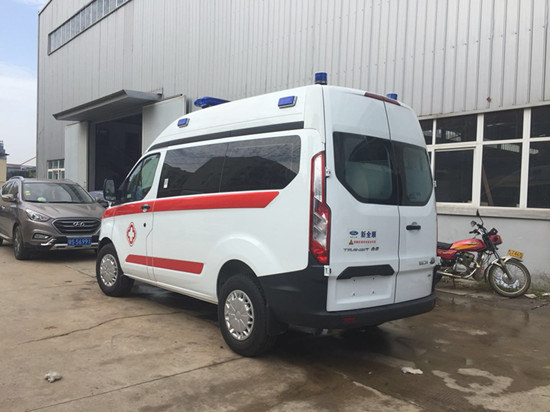 國(guó)六福特全順短軸中頂柴油版救護(hù)車
